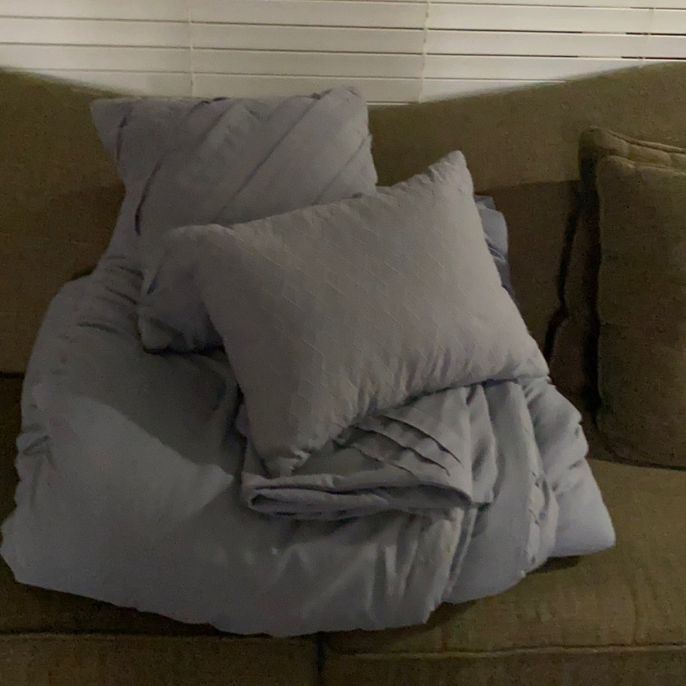 Cal king grey comforter ❤️